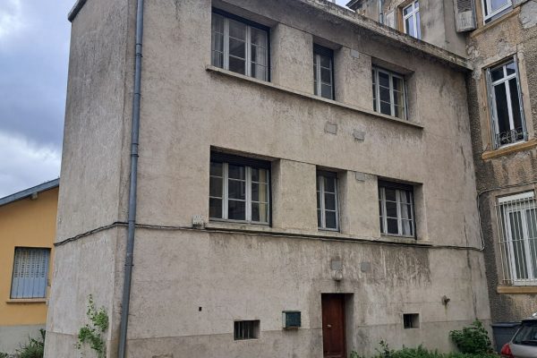 Maison de rue de 114m²  et dépendances.