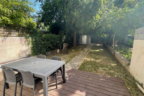 Chateauvert type 2 en rez de jardin