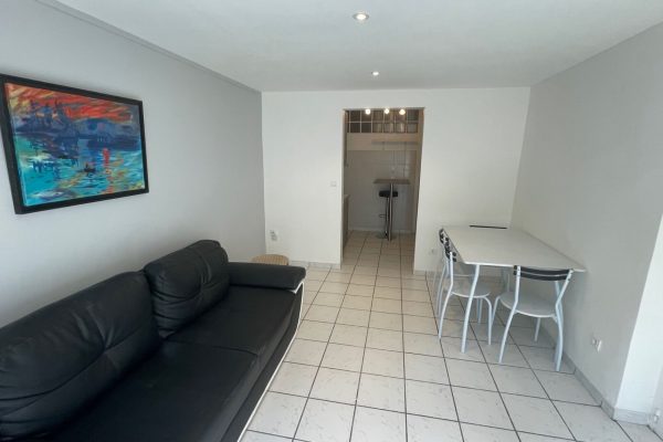 Chateauvert type 2 en rez de jardin
