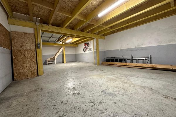 À louer local d’activité / local d’entreposage / Box / bureau pour artisan et/ou logistique.