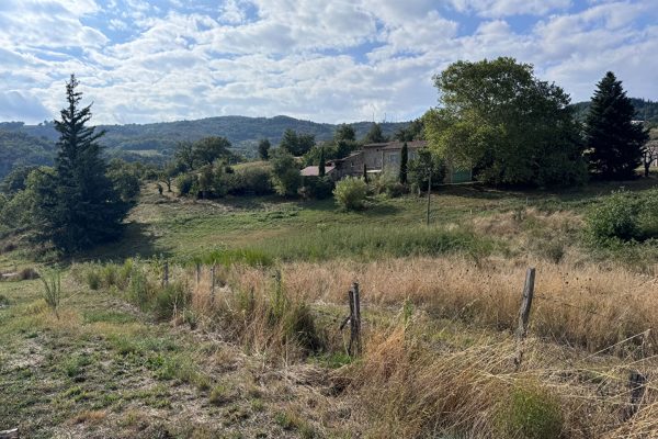 Terrain sur les hauteurs de St PERAY libre de constructeur .