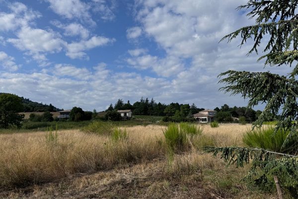 Terrain sur les hauteurs de St PERAY libre de constructeur .