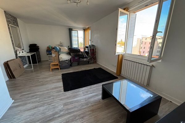 Appartement T3 rénové – Dernier étage – Centre-ville